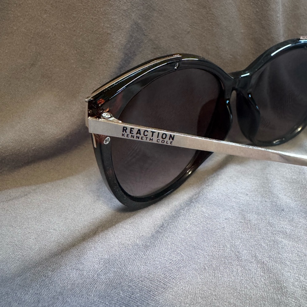 Kenneth Cole Reaction Brown Tortoise Shell Sunglasses - Picture 4 of 4